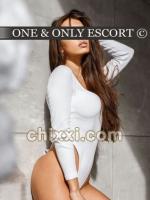 Amelia, 23 Jahre alt mit braunen Haaren und BH 75C - Kategorie: Callgirls und Escort aus Frankfurt (One and Only Escort)