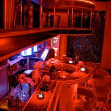 Deluxe Bar - Tabledance und Strip-Bar in der man auch Sex haben kann in Friedrichshain