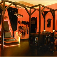 BDSM Studio Tartarus in Friedenau - Dominas und bizzarre Ladys bringen hier mit harter Hand den devoten Sklaven und Diener, den Masochisten, Bondage-Liebhaber, Gummifetischisten und den Klinikpatienten zum lustvollen Höhepunkt